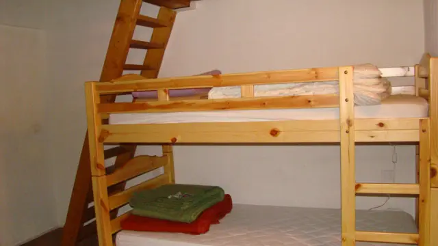 Chambre à coucher sous combles avec lits superposés
