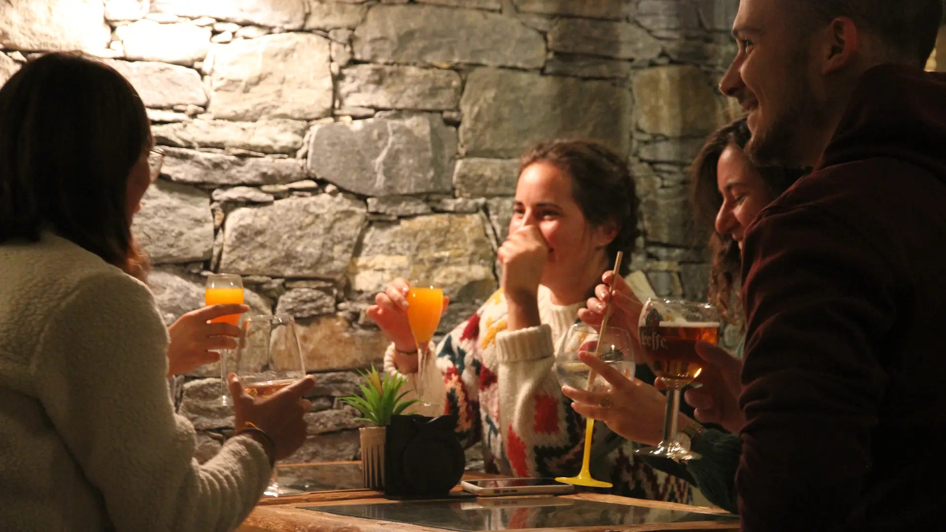 Apéro dans un restaurant typiquement savoyard