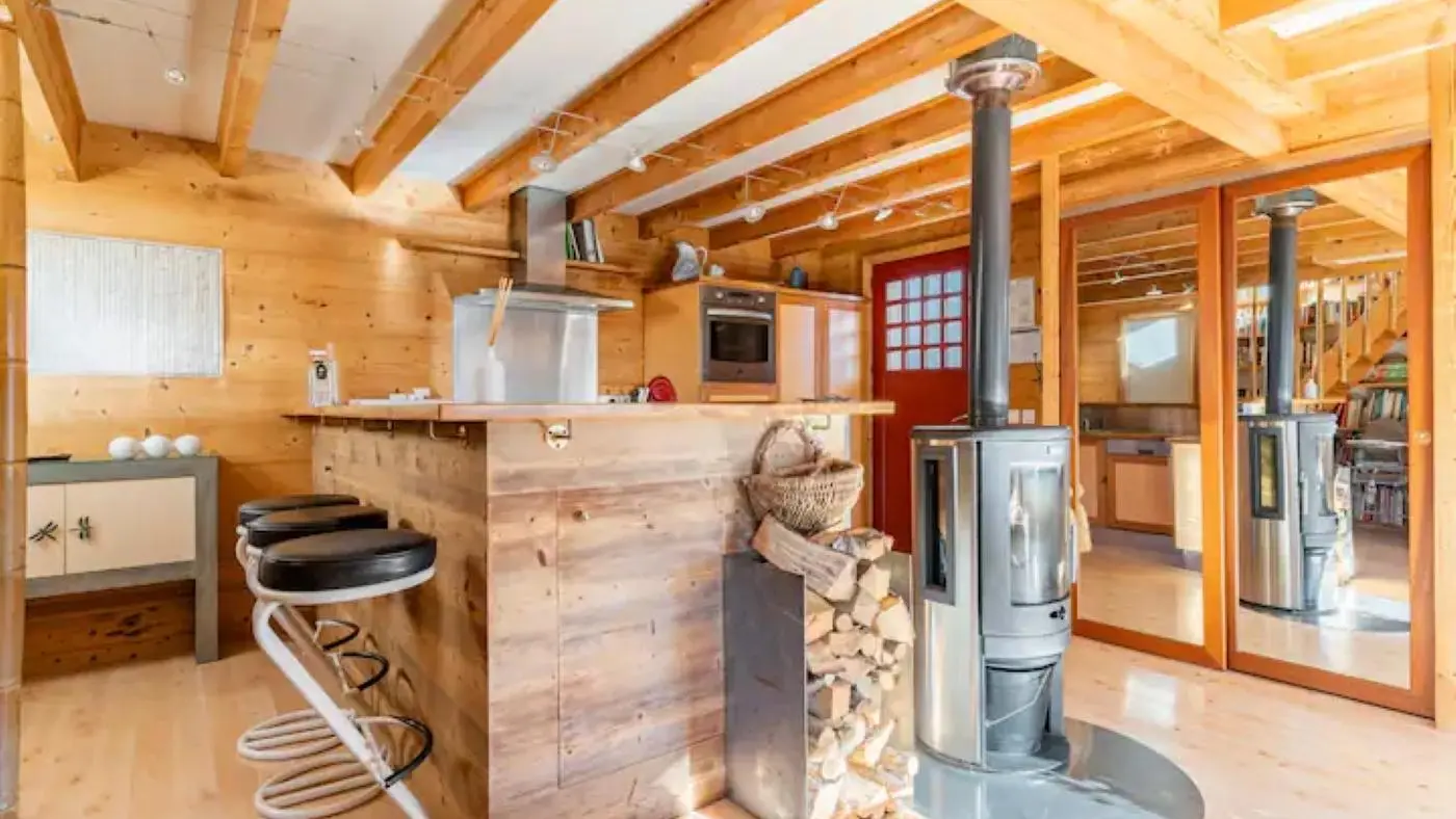 Poêle à bois à côté du salon