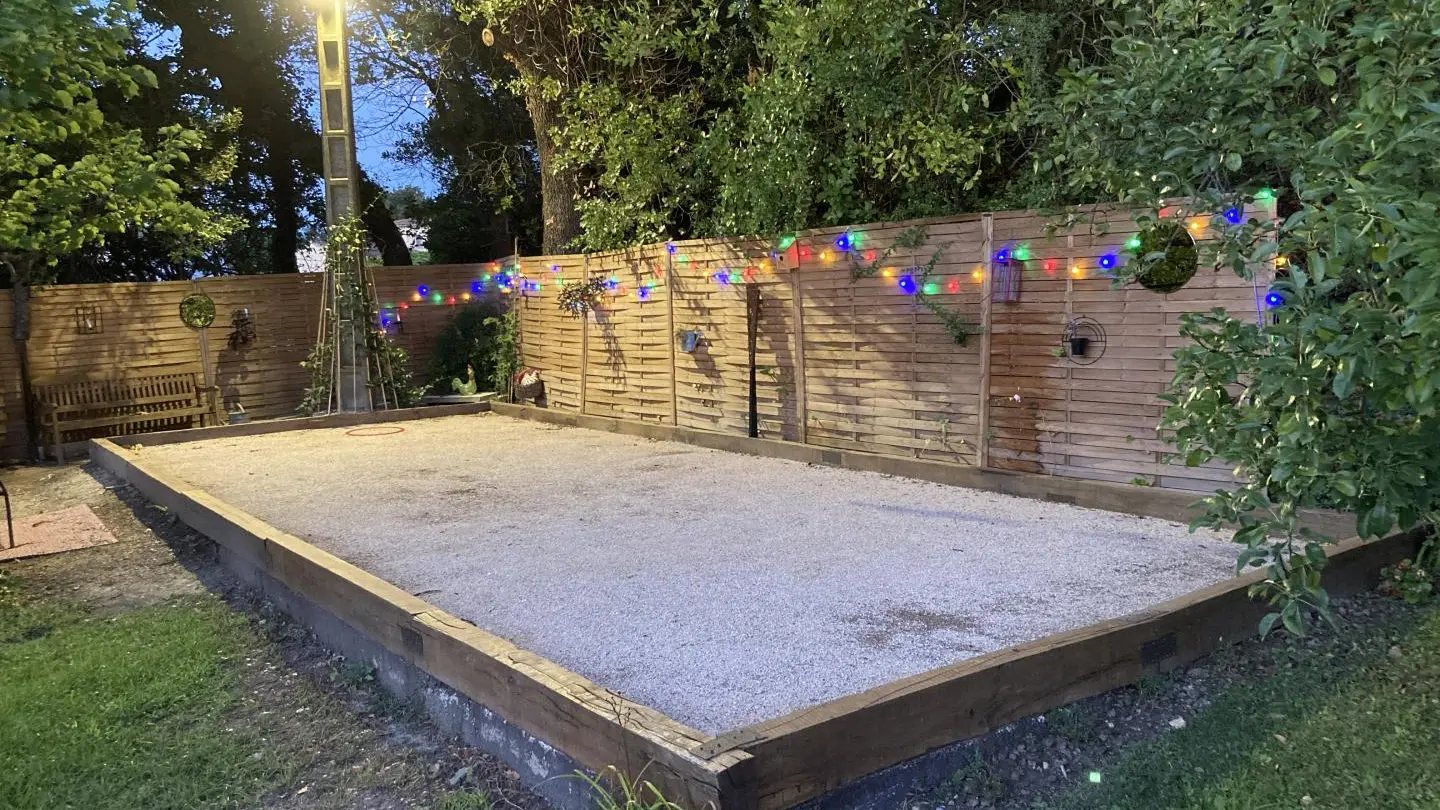 Terrain de pétanque de nuit