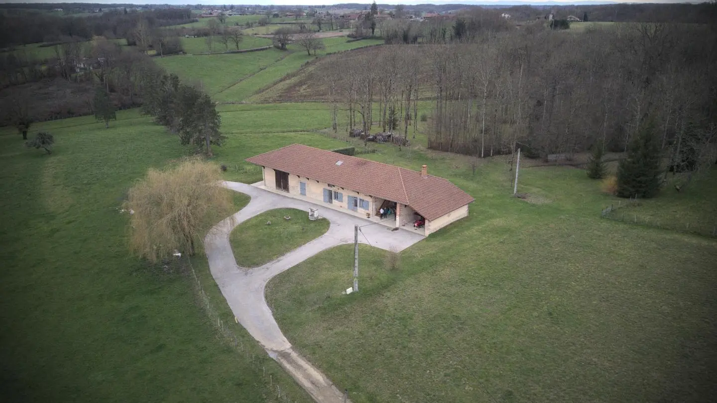 Vue aérienne du devant.