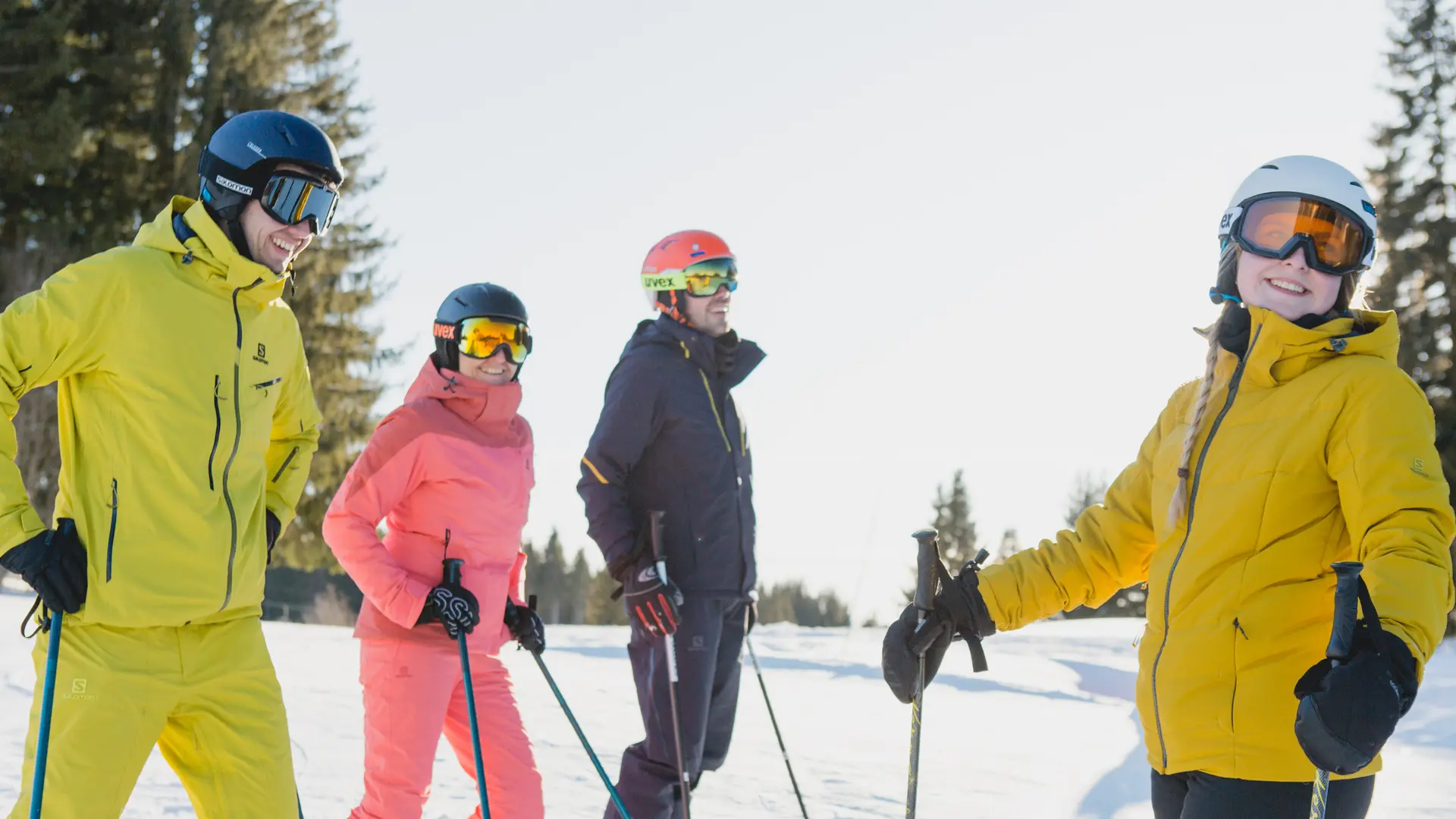 4 Skieurs à l'arrêt sur le bord d'une piste