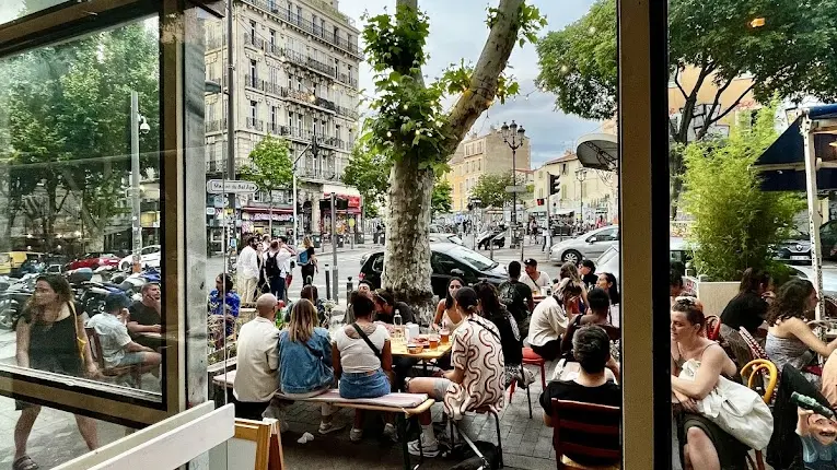 vue de l'intérieur de la salle vers l'extérieur