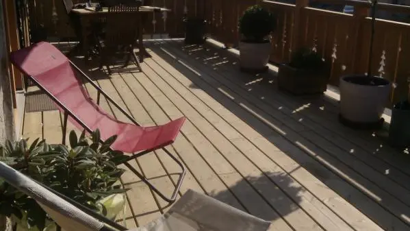 Petit moment de détente sur la terrasse en bois.