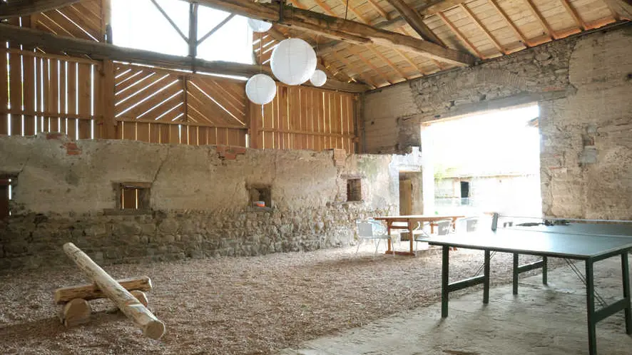 La grange aménagée avec des jeux, même en cas de mauvais temps vous pourrez trouver tout l'espace pour ravir petits et grands