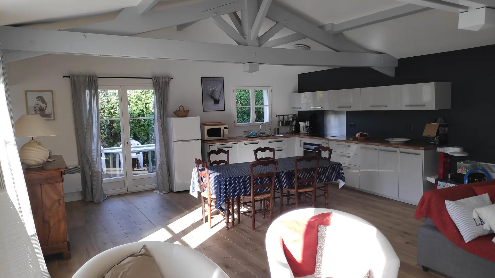 Küche + Esstisch vom Wohnzimmer aus