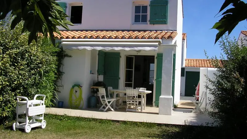 Vue de la maison depuis le jardin