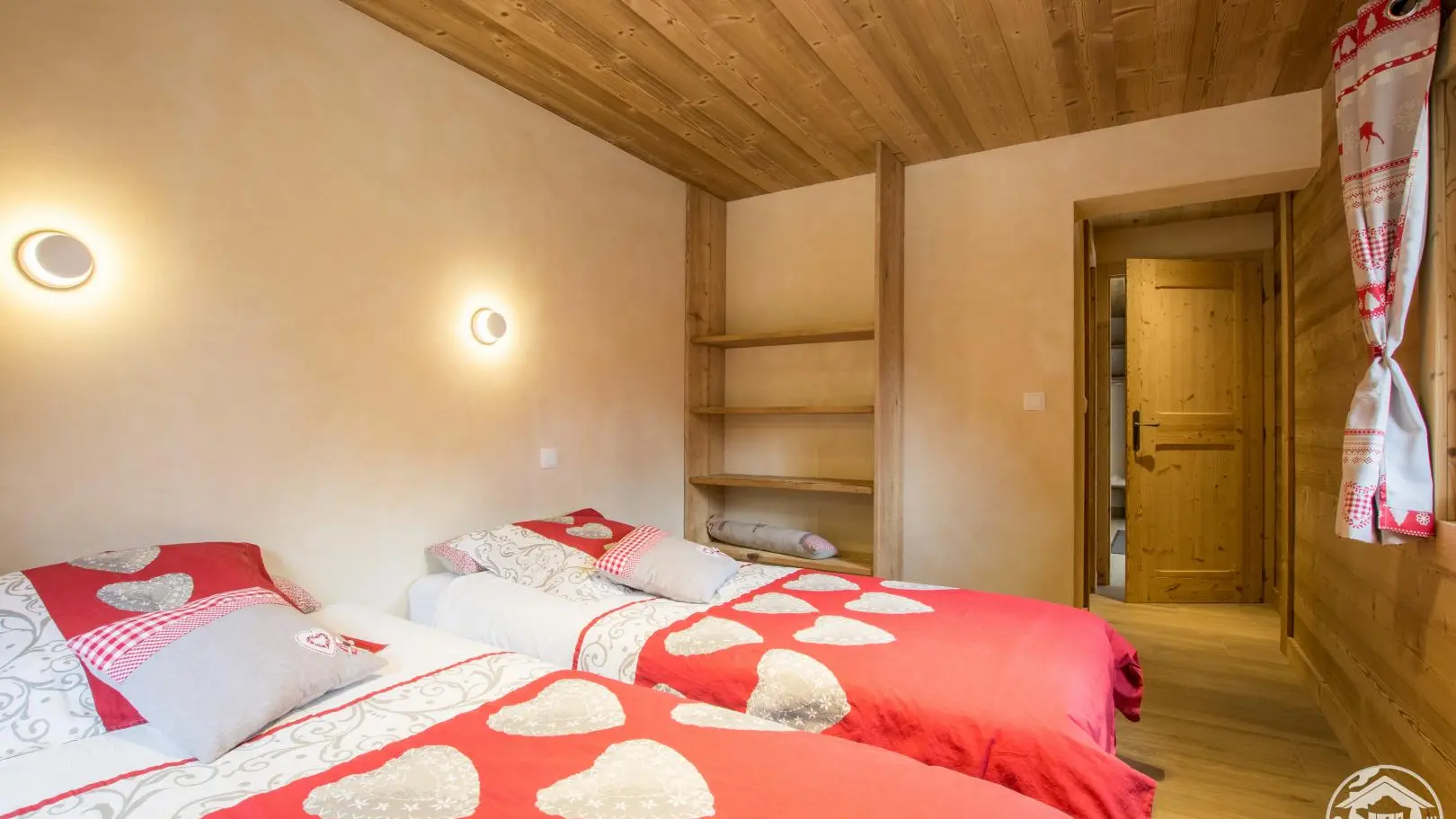 Chambre 1 au rez-de-chaussée avec 2 lits 1 personne jumelables, salle d'eau