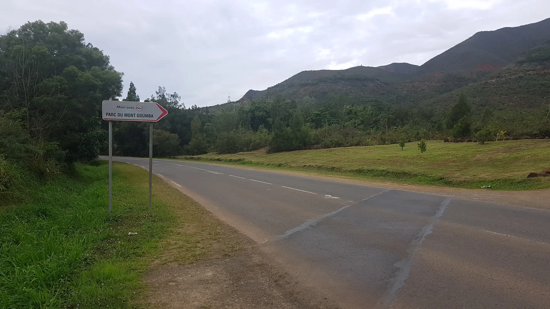 À la vue de ce panneau, bienvenue au Parc communal du Mont Goumba !