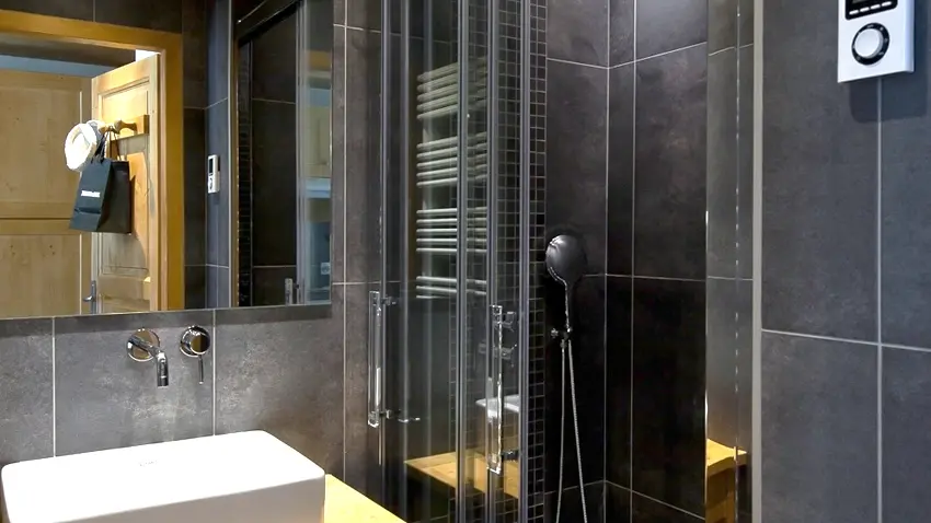 Salle de bain avec douche/Bathroom with a shower-Danay n°33-Le Grand-Bornand
