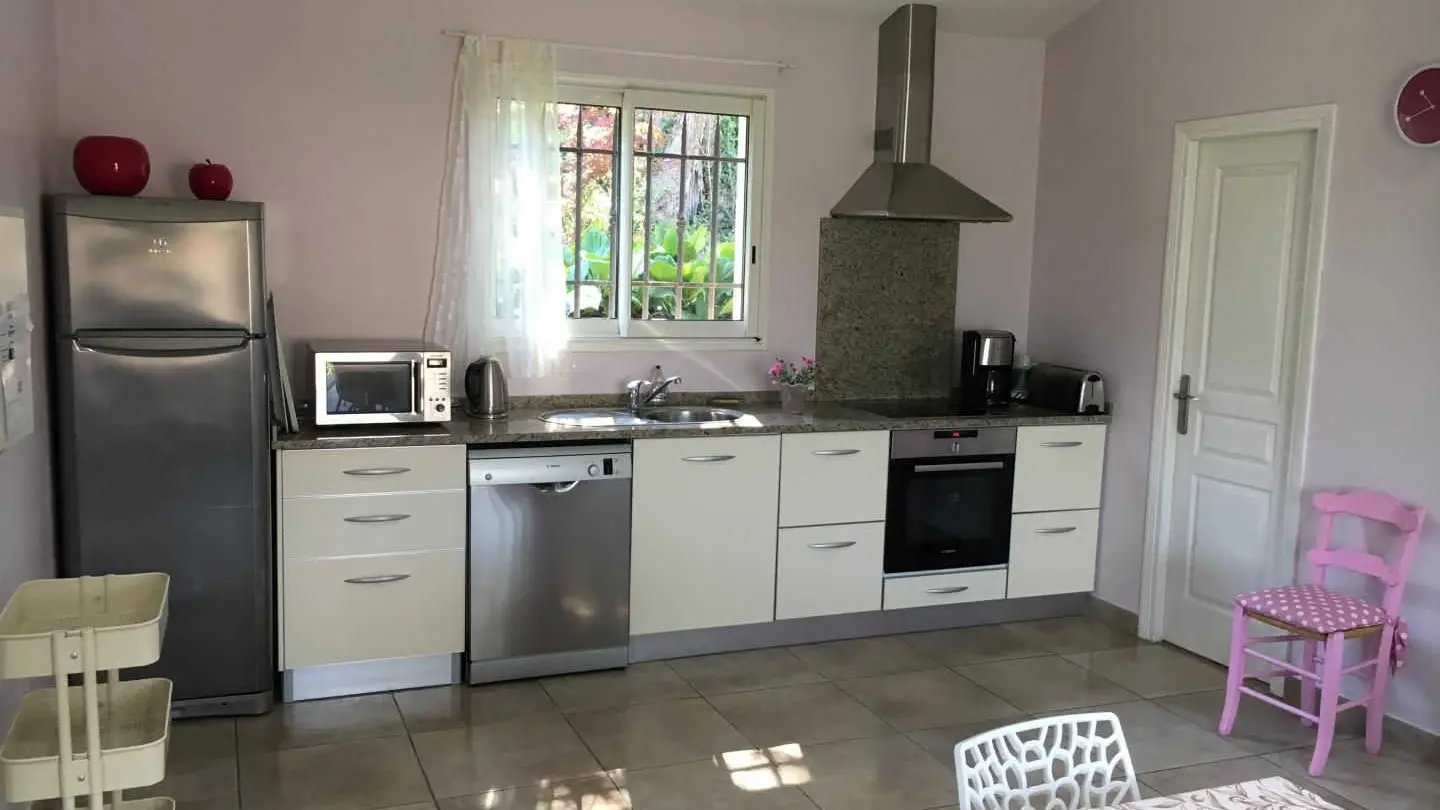 Gîte Mas de la Galinette Pivoine-Cuisine équipée-Biot-Gîtes de France Alpes-Maritimes