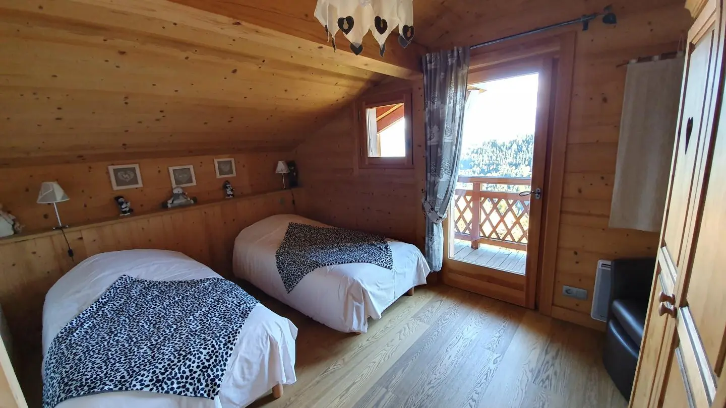 Chambre de l'étage avc accès au balcon face au Monnt Blanc