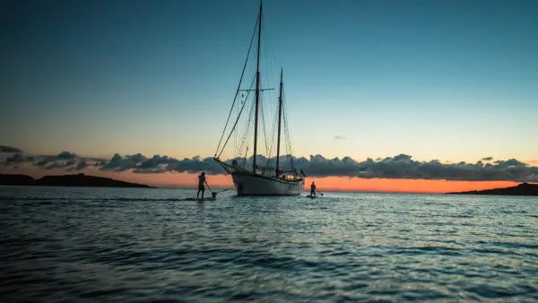 Croisière à la voile sur les îles du Frioul au soleil couchant