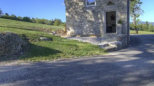 Vue sur l'entrée principale du gîte.