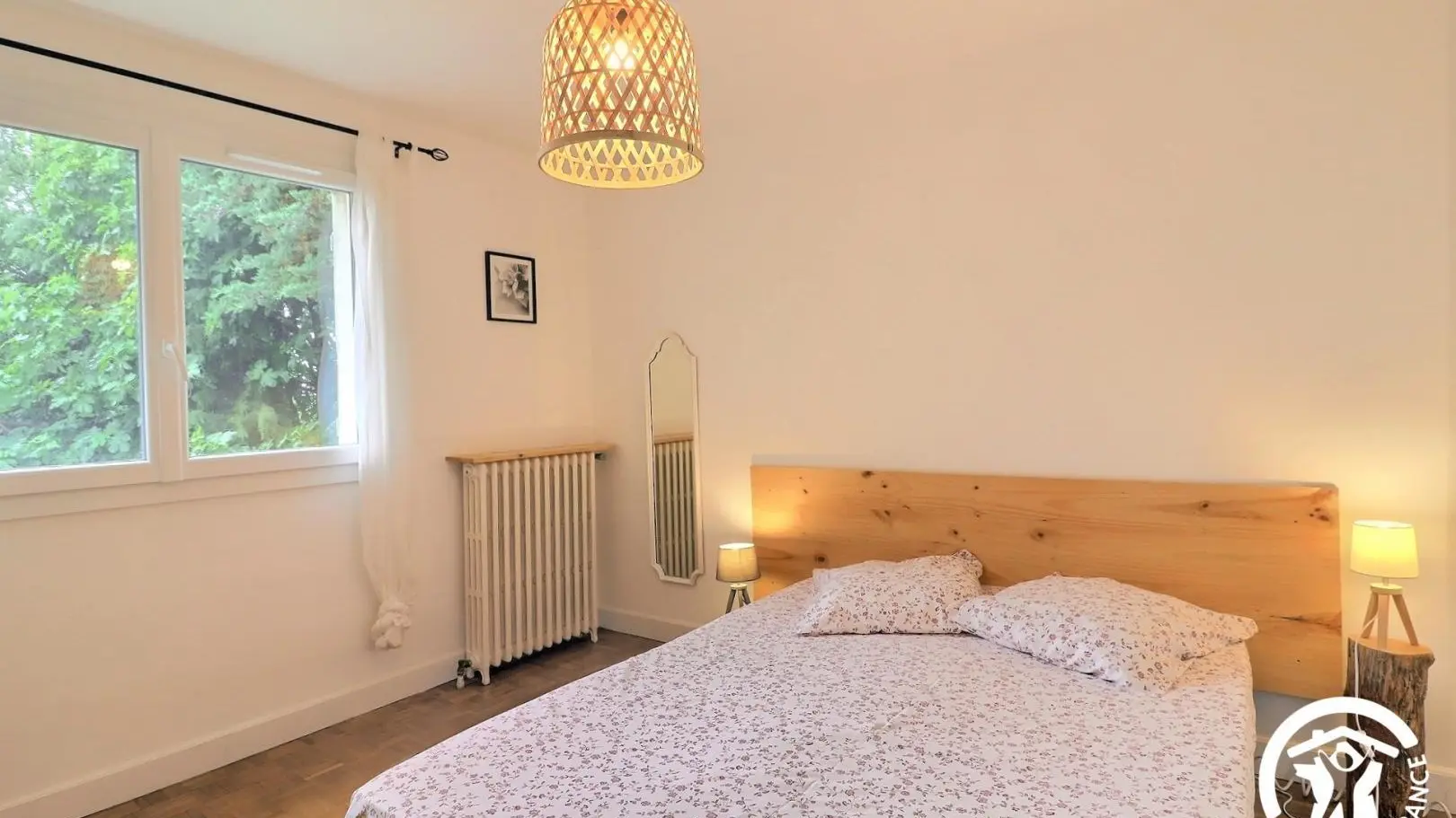 Chambre à l'étage avec lit en 140