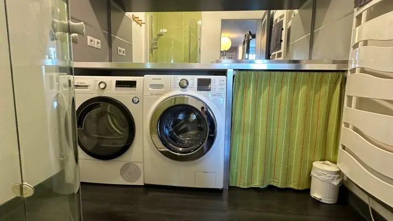 buanderie avec machine à laver et sèche linge