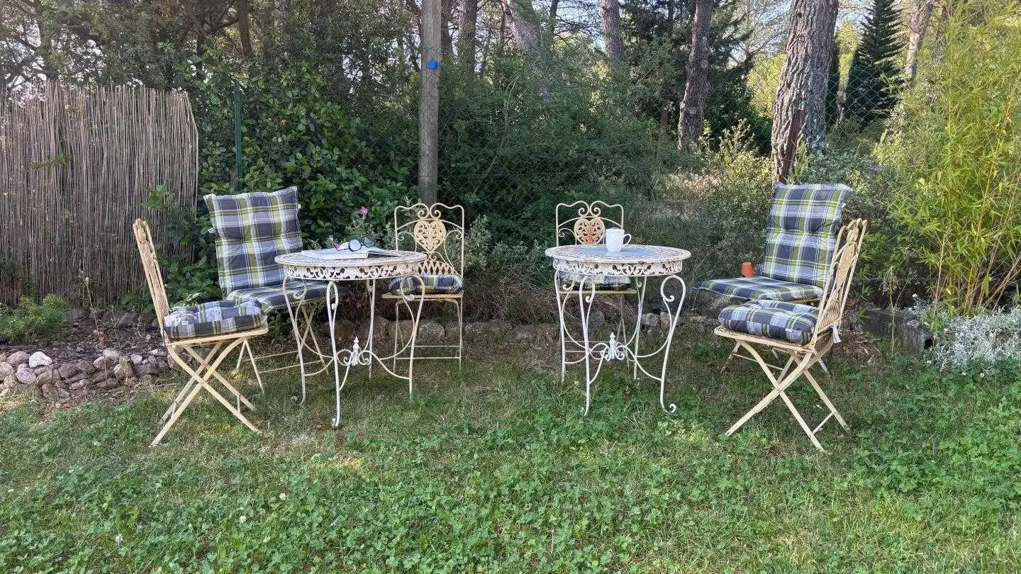 Une pause détente à l'ombre des arbres