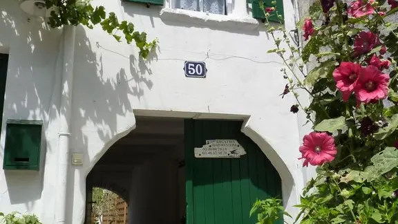 Entrée de la location, en forme de coquille Saint-Jacques
