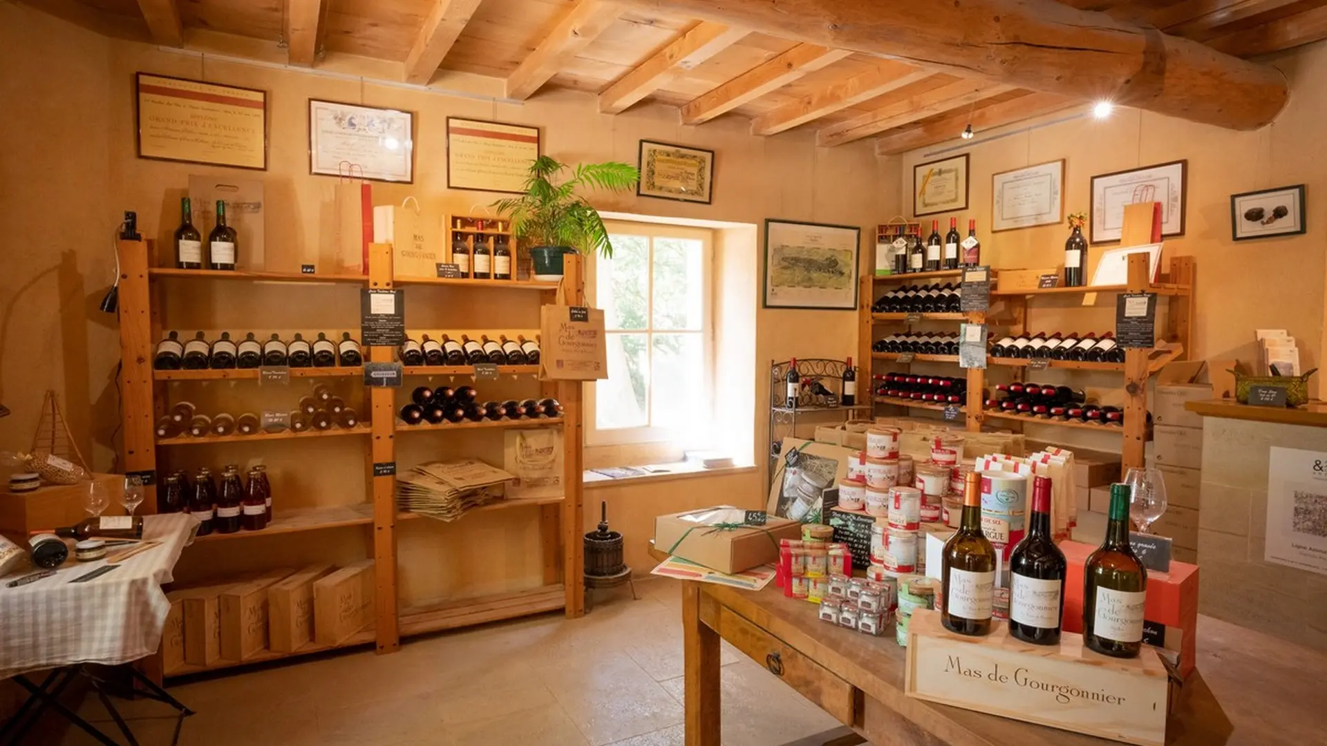 À la rencontre des savoir-faire des Alpilles : Mas de Gourgonnier_Mouriès_boutique