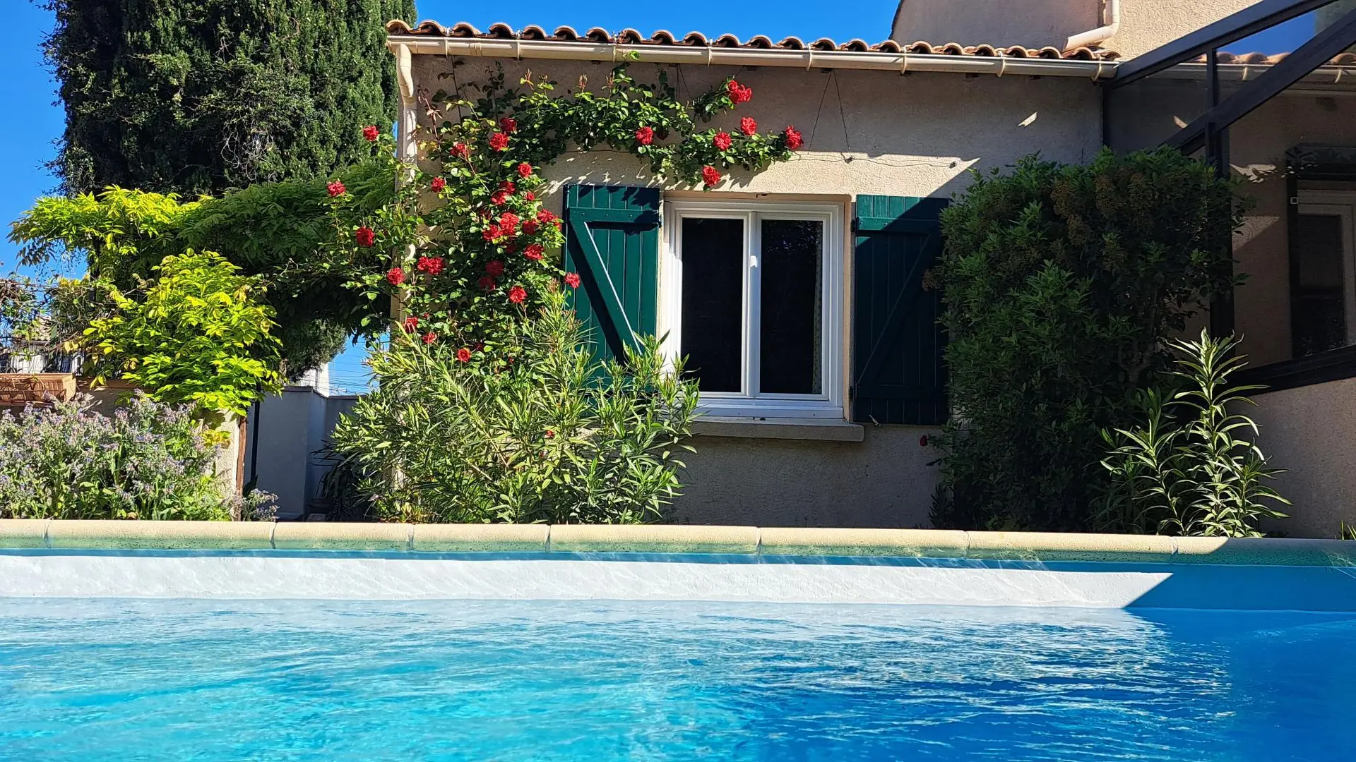 Fenêtre Sud de l'Oustau dei Aucèus, vue de la piscine.