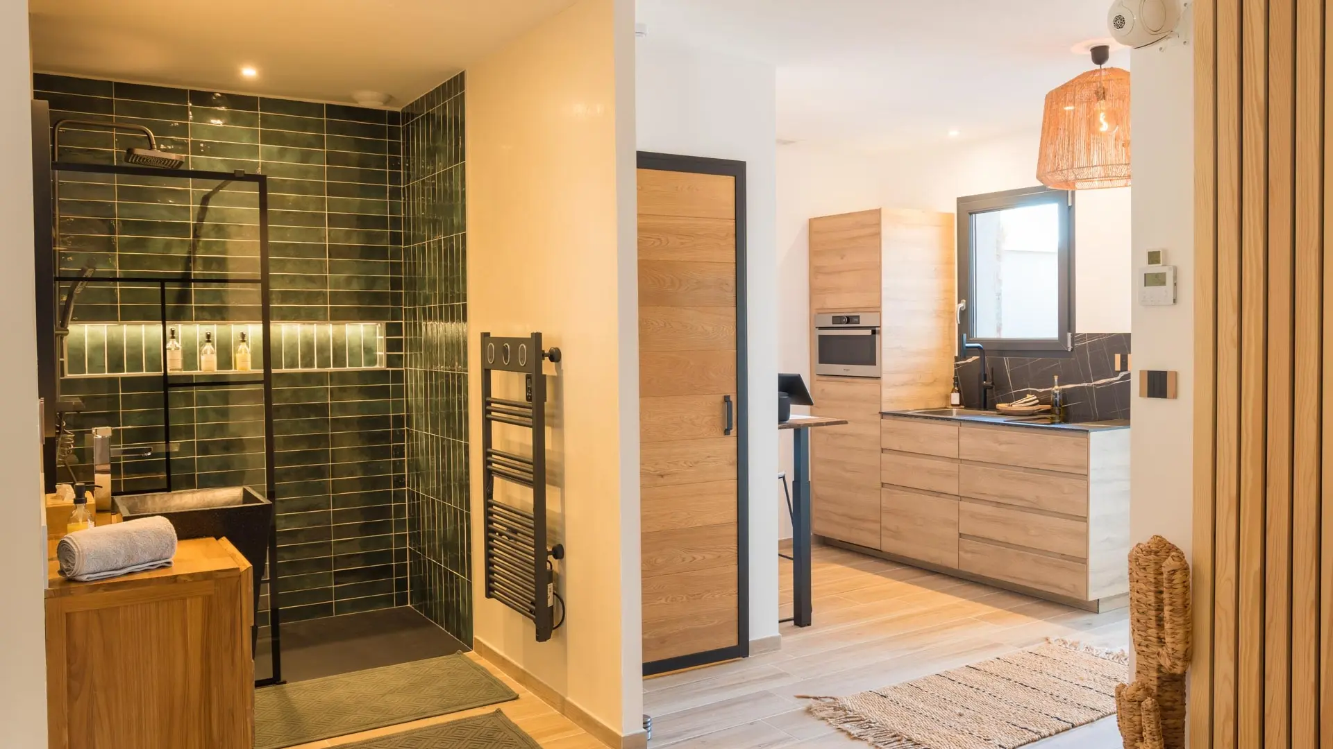 Salle d'eau et cuisine