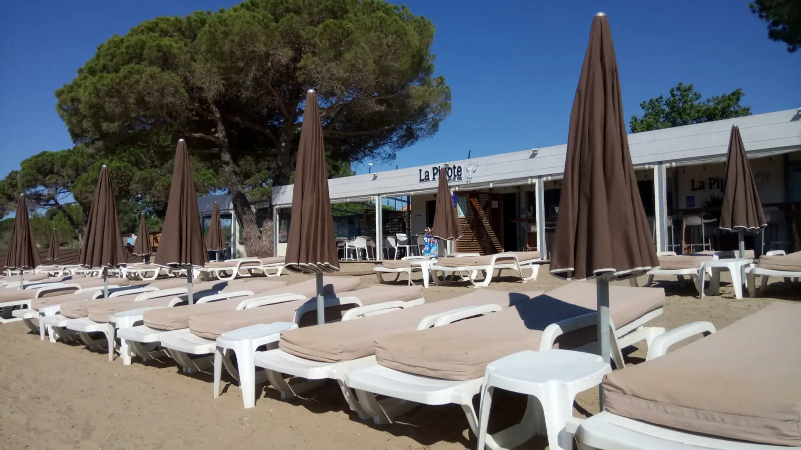 Restaurant de plage location de transats La Pipote à La Londe les Maures