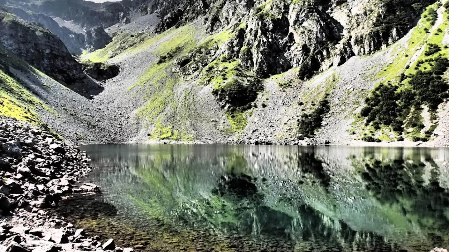 De nombreuses randonnées vous attendent en Belledonne. le lac de Crop
