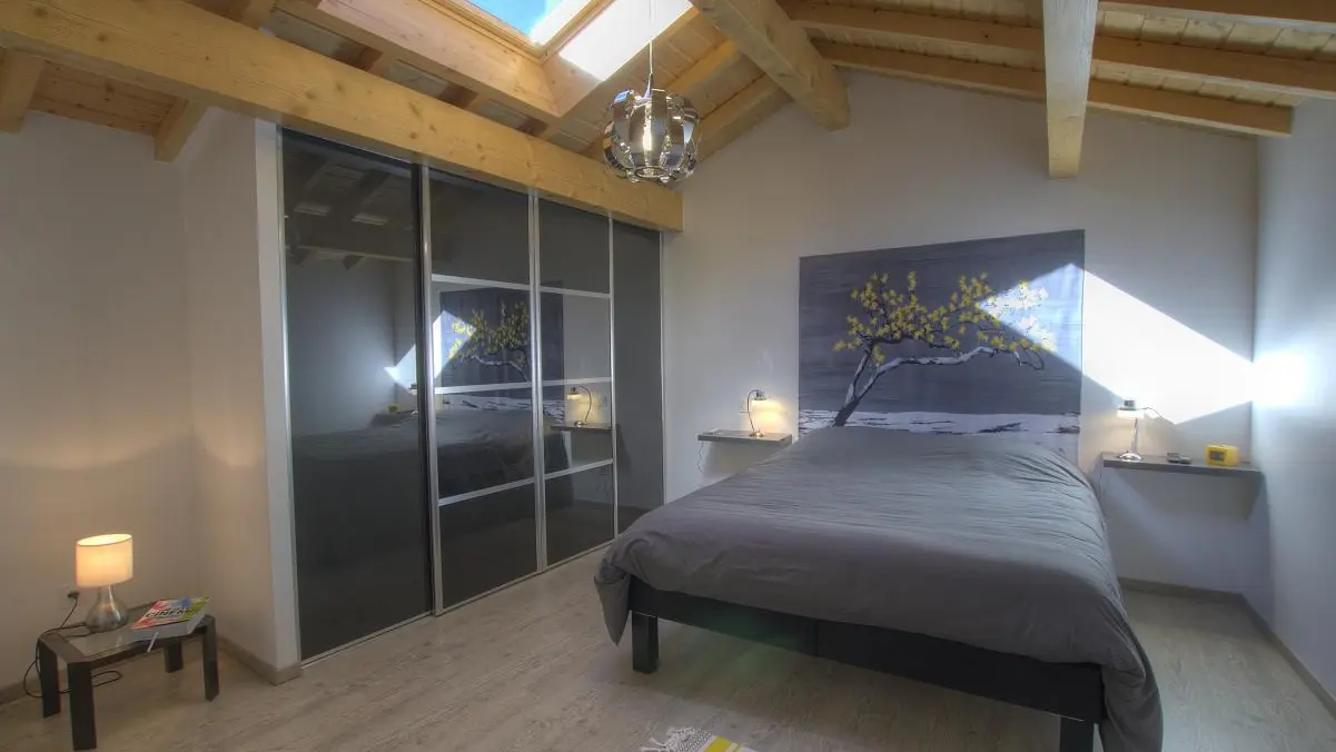 Chambre située au 1er étage, comprenant un lit 160*200 et un grand dressing et TV.