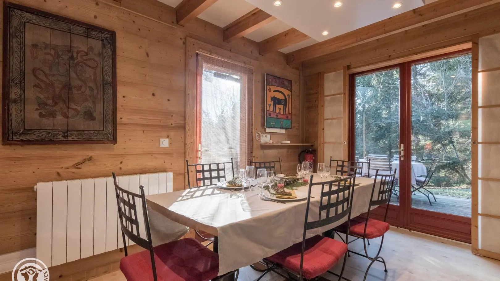 Salle à manger donnant sur la terrasse du gîte côté forêt