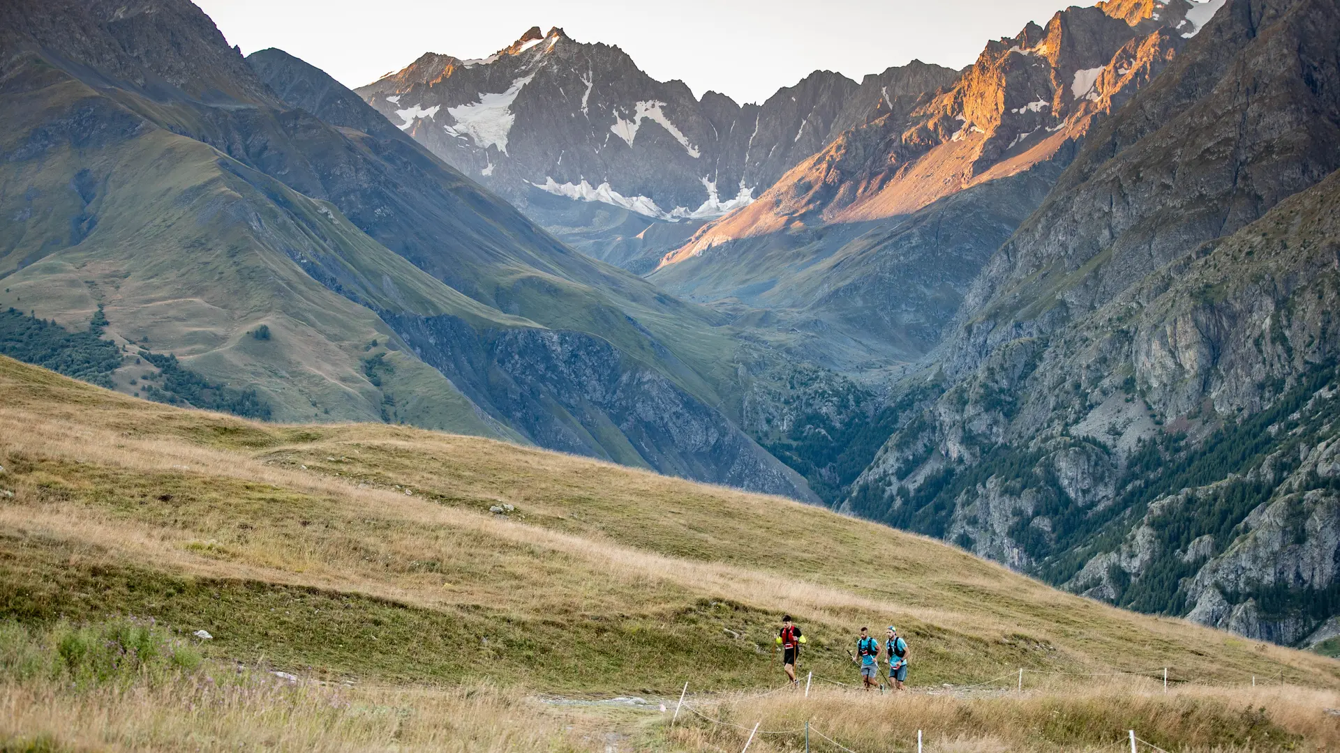 Vue des Agneaux avec coureurs depuis le lac