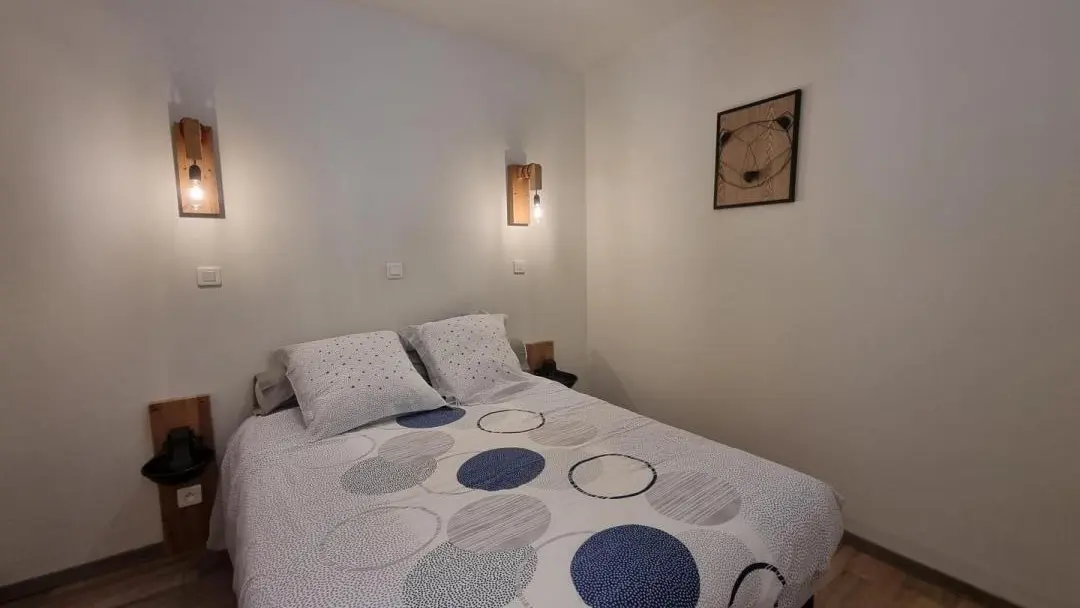 Chambre en alcôve (sans fenêtre) : un lit 160.