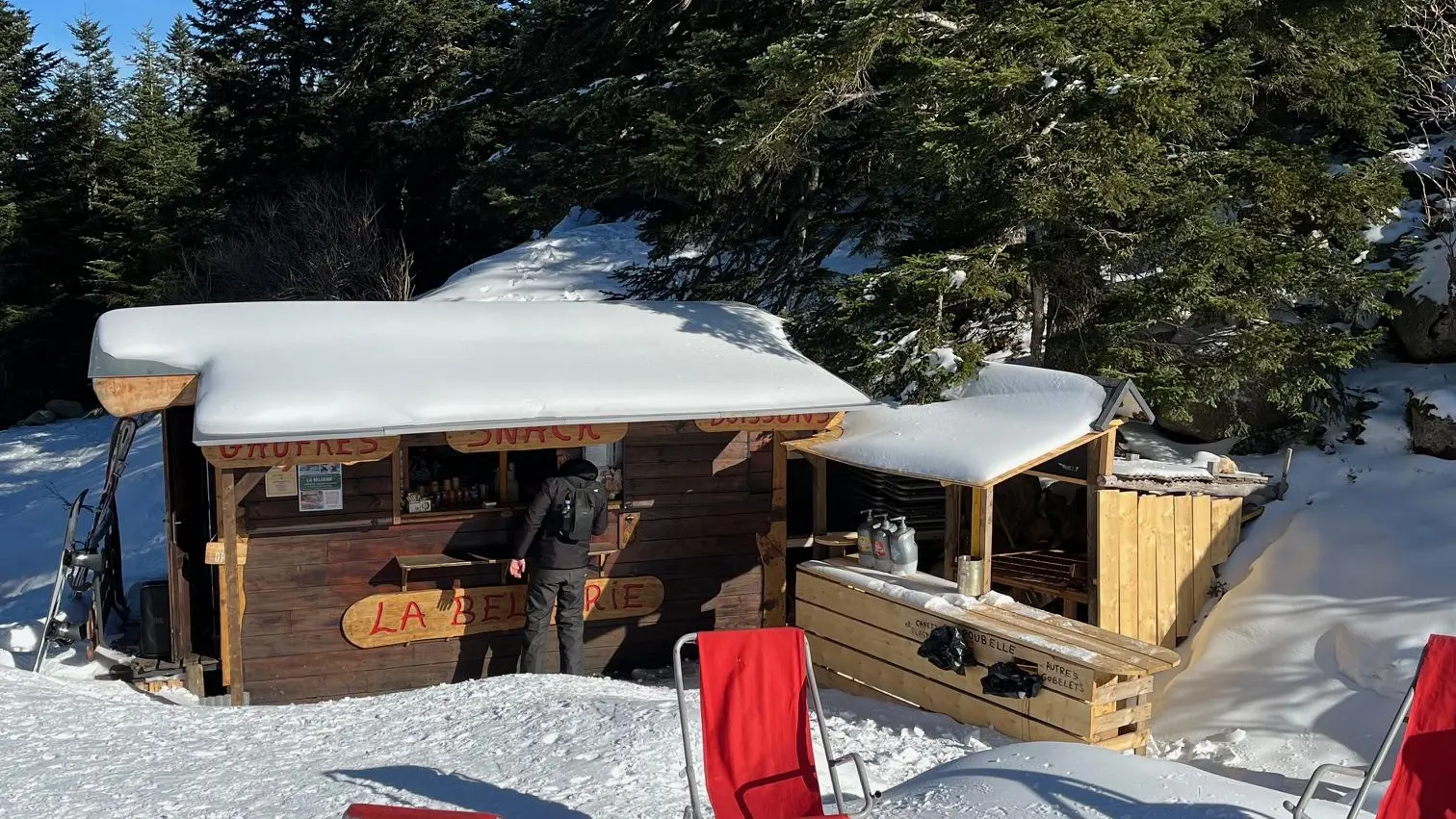 Fachada y terraza con tumbonas