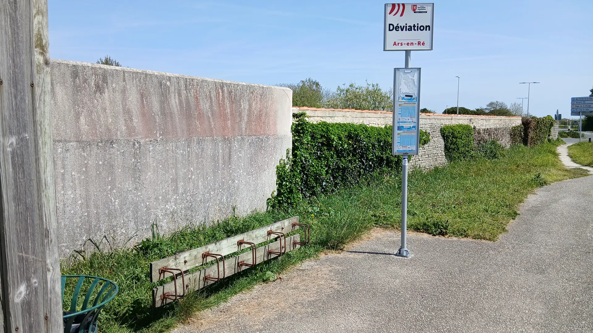 Aparcamiento para bicicletas cerca de la parada de autobús Desviación