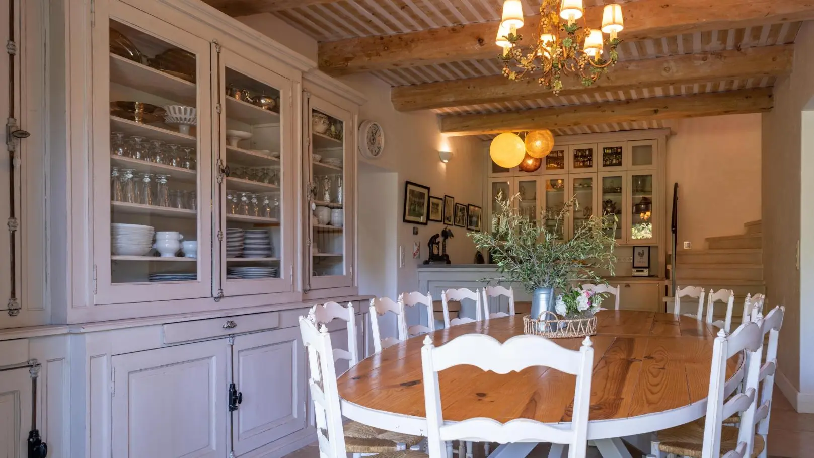 salle à manger, grande table avec 14 chaises