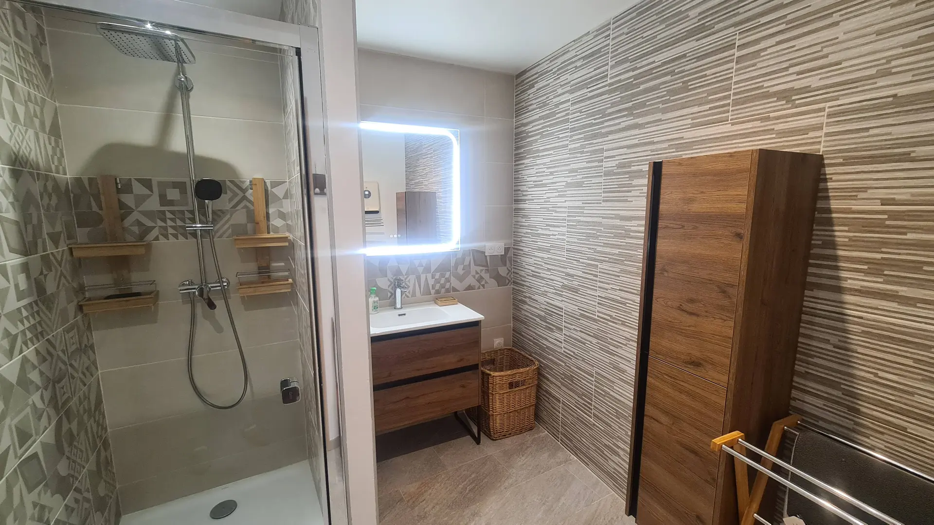 Douche avec porte pivotante