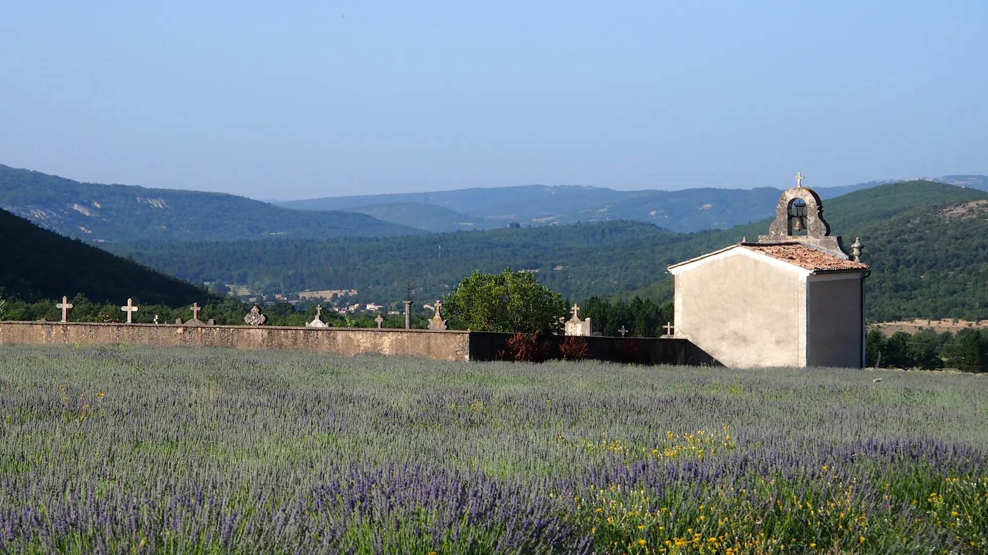 Chapelle Saint-Claude et cimetière vus de dos