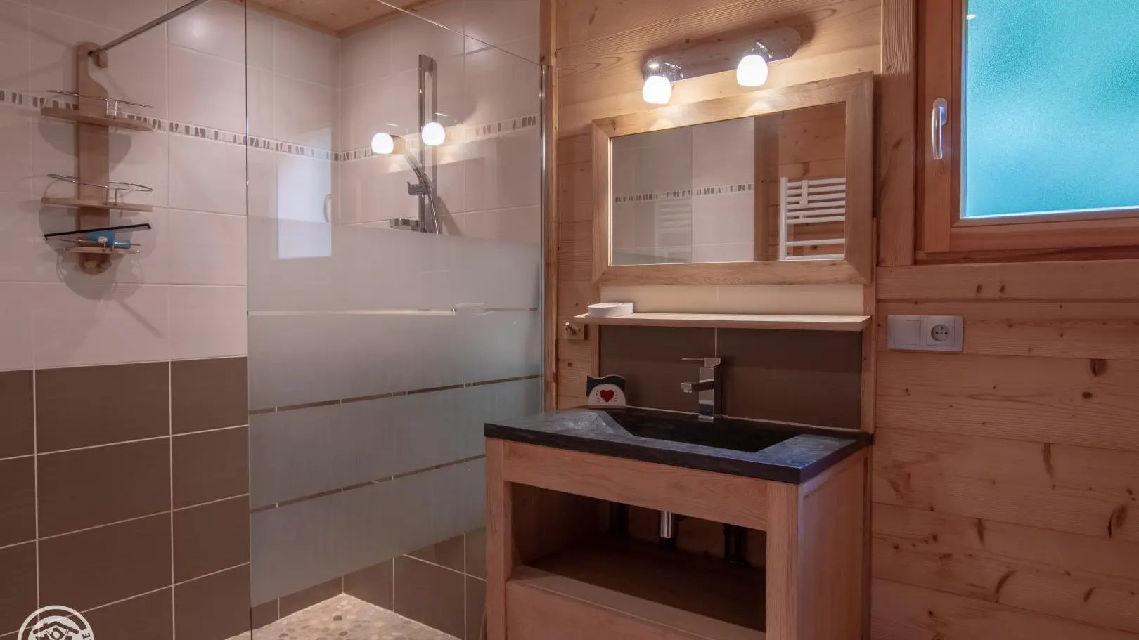 Salle d'eau au niveau rez-de-chaussée.