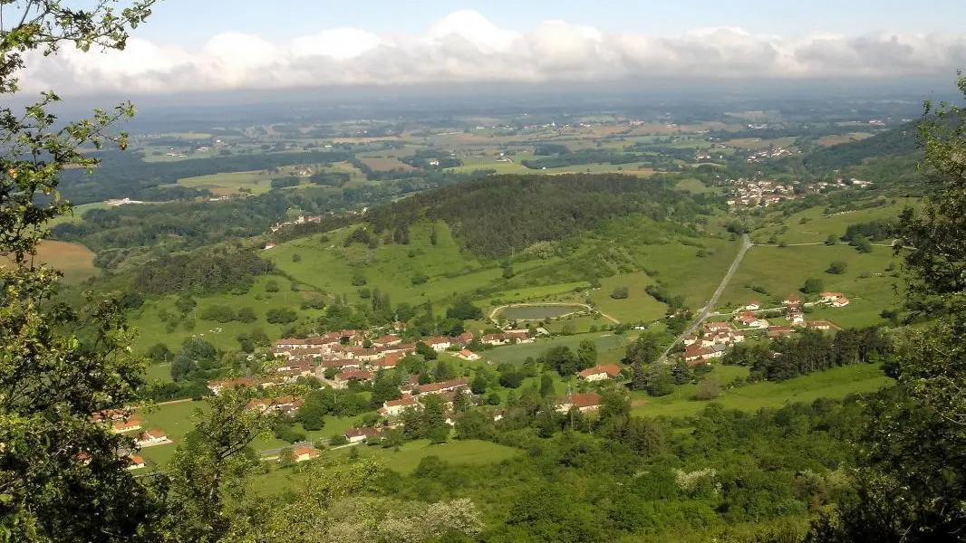 Sommet du Mt Myon, le hameau de Chevignat, la plaine bressanne, dans les nuages le Maconnais et les côtes Châlonnaises au nord-ouest.