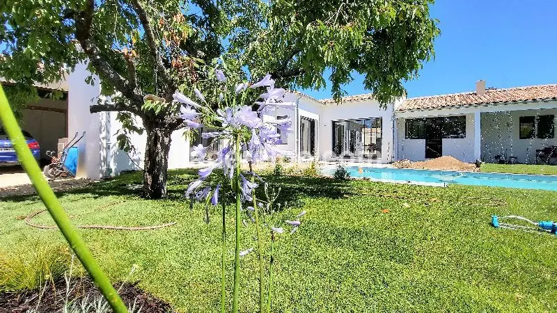 Le jardin avec la piscine en fond