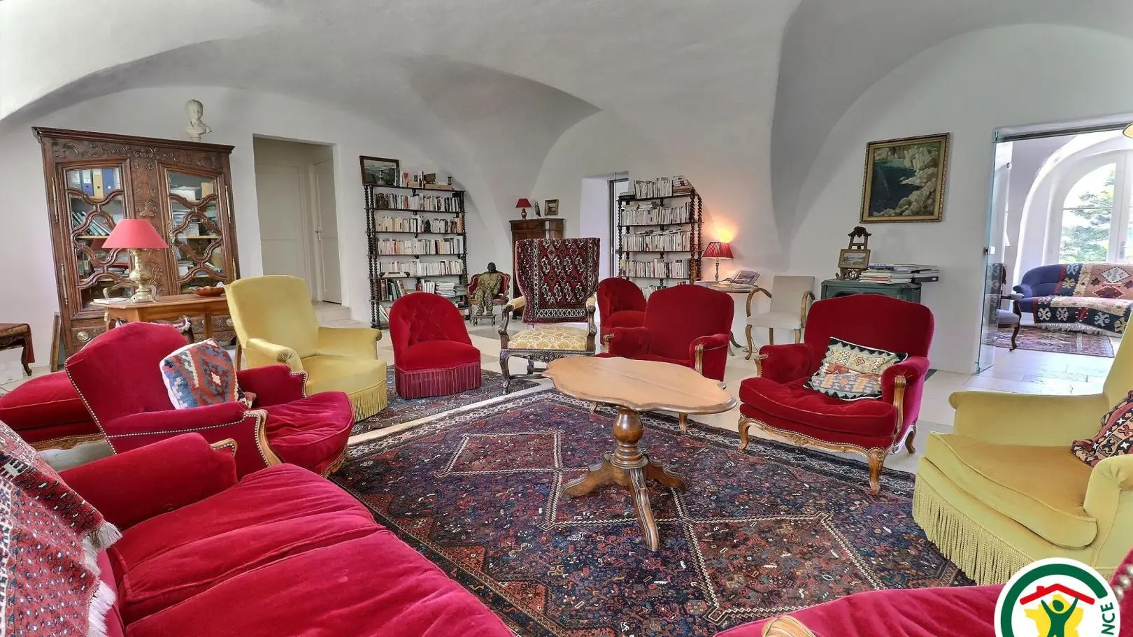 Grand salon avec bibliothèque et poêle à bois
