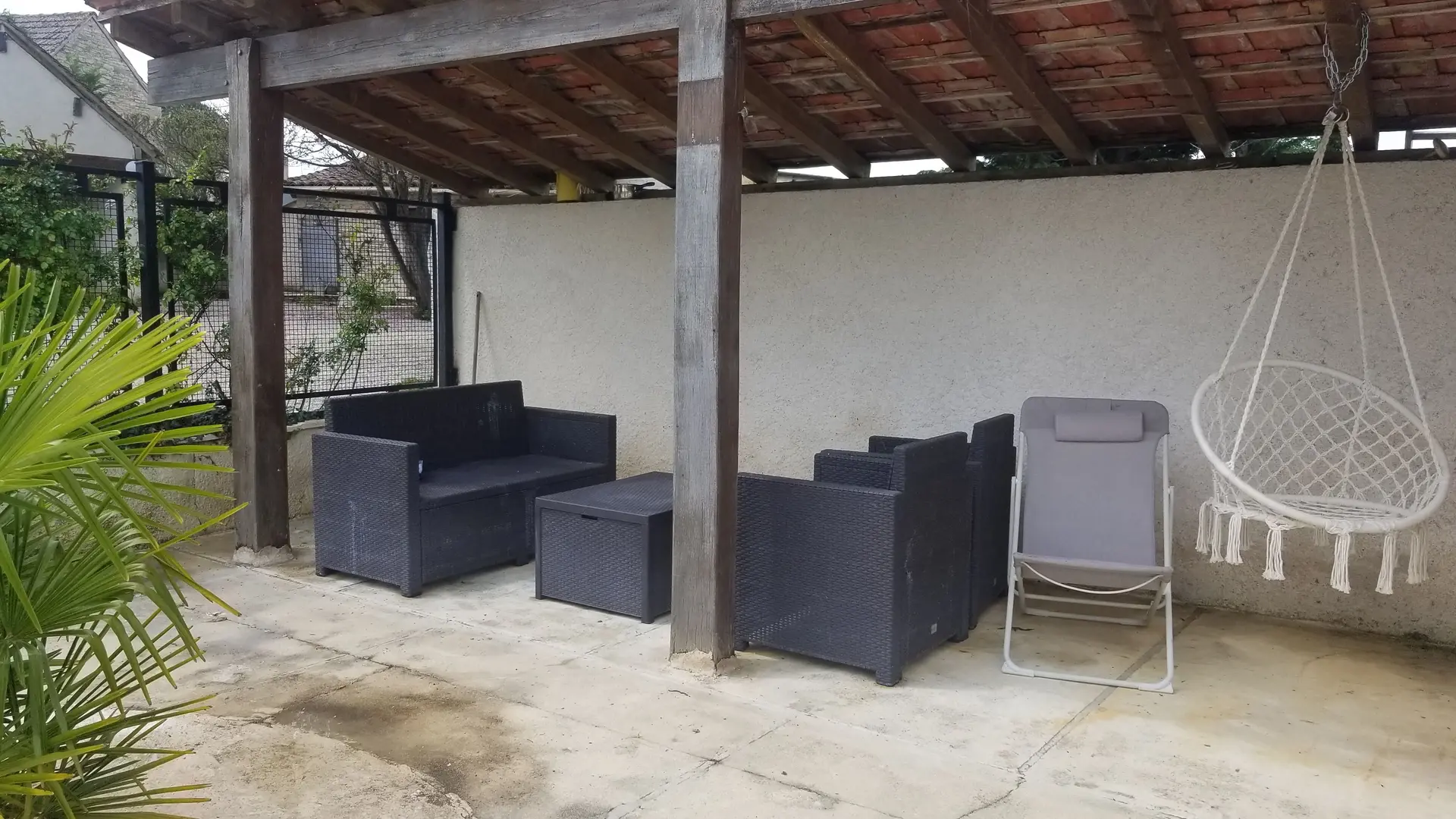 abri piscine, salon de jardin.