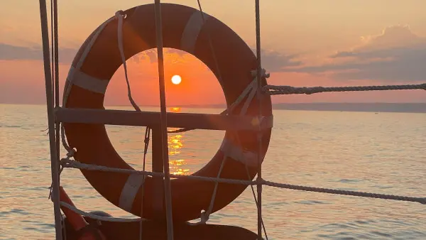 Croisière à la voile sur les îles du Frioul au soleil couchant