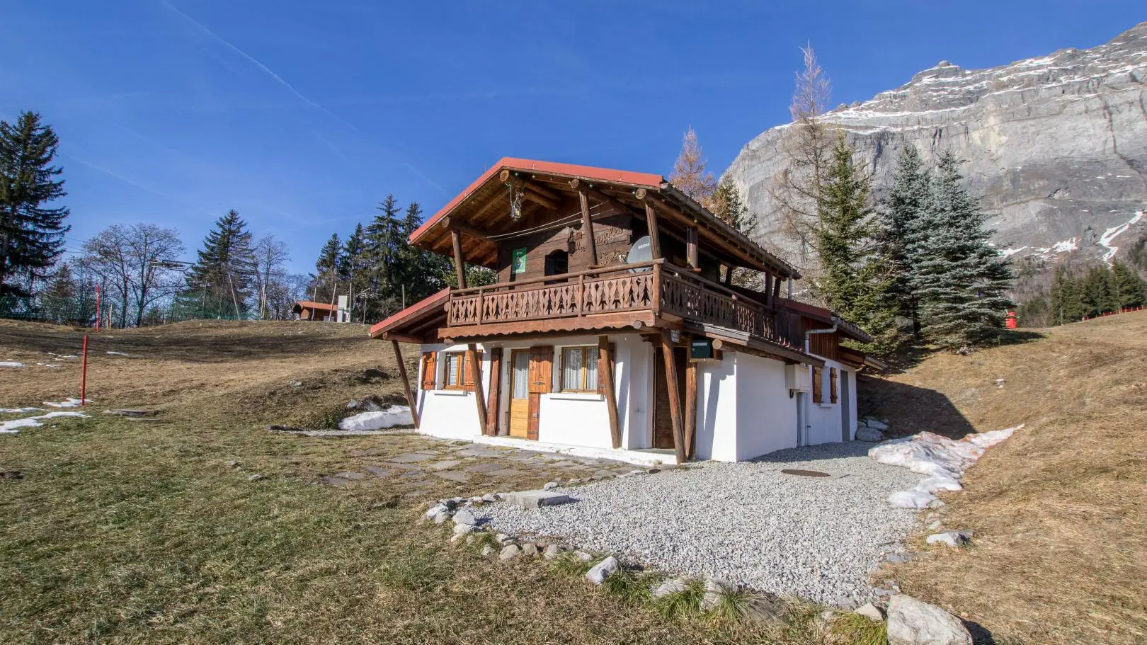 Entrée du gîte = Porte de droite