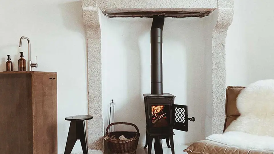 Salon avec poêle à buches Gîte Georgia