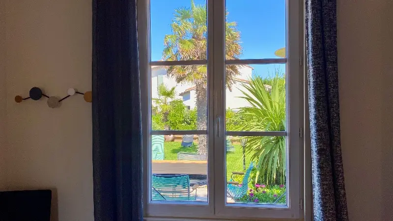 Fenster von Zimmer Nr. 3 mit Blick auf den Garten