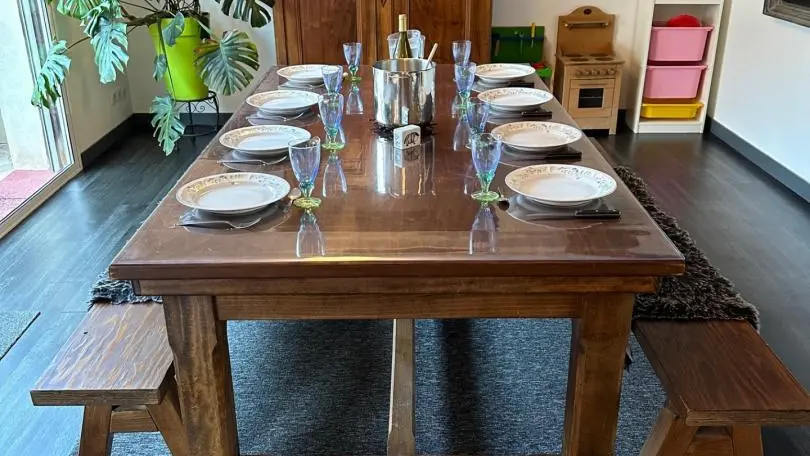 salle à manger avec grande table 2 en 1! Le billard est dessous!