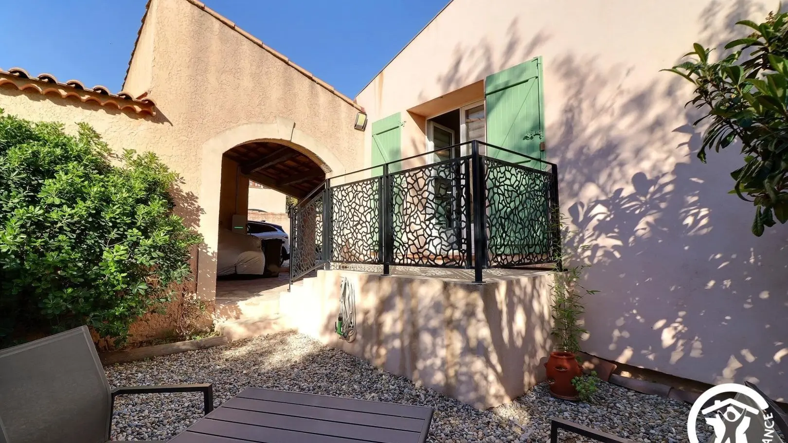 Entrée du gîte et abri voiture