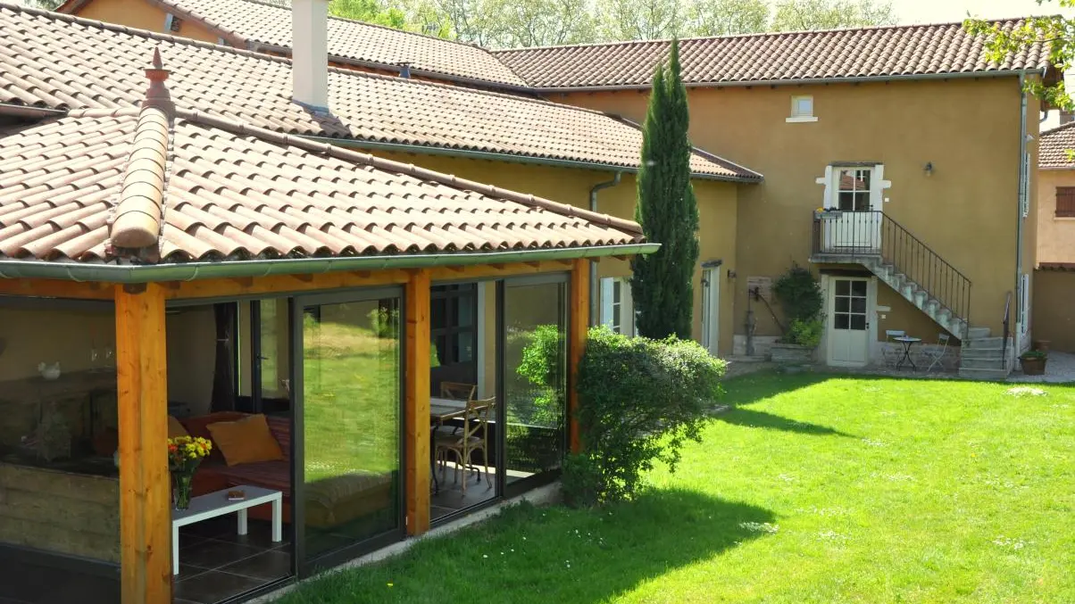 Vue d'ensemble avec pièce commune salon-salle à manger en 1er plan