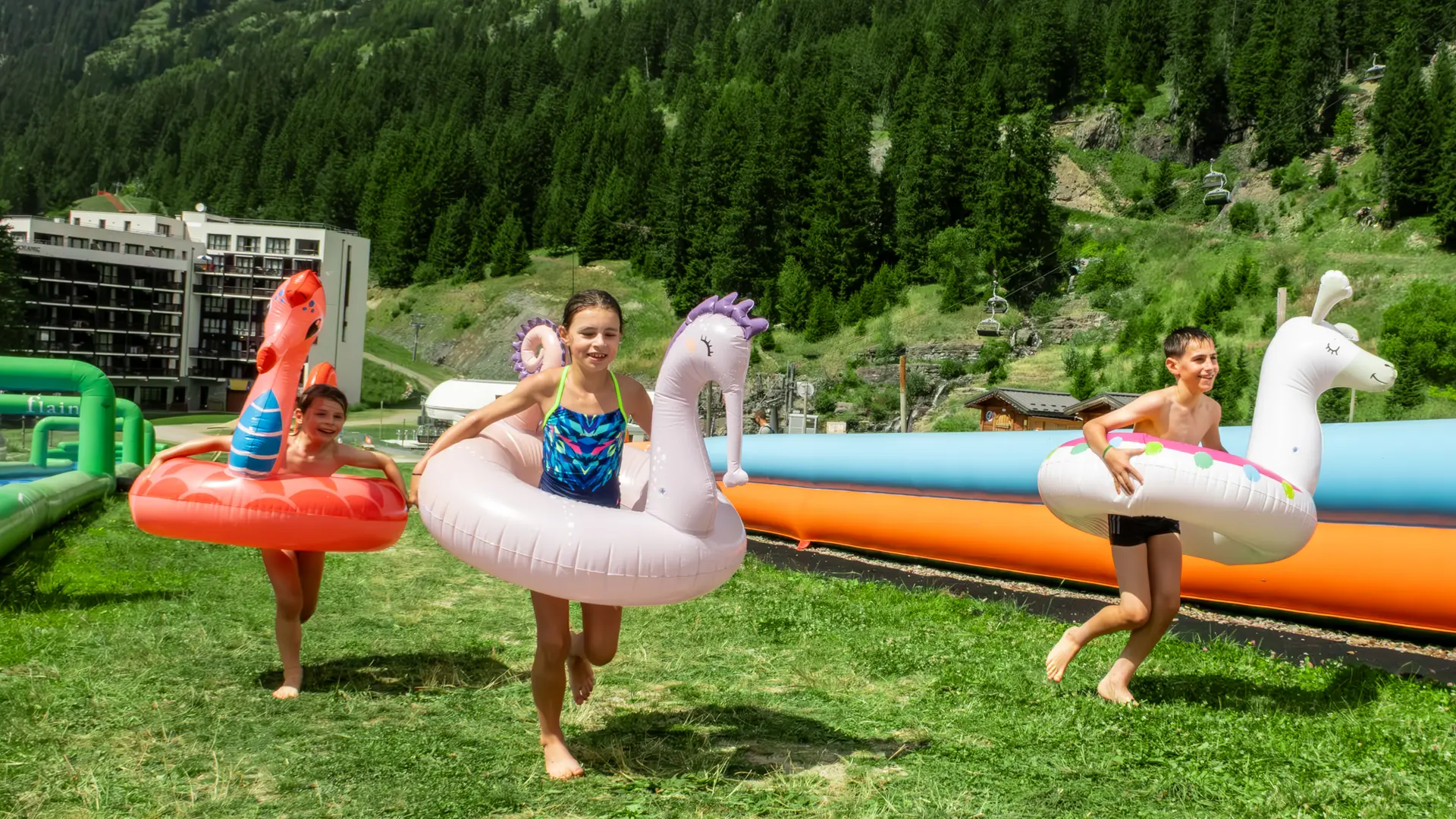 Enfants remontant la pentaglisse à pied