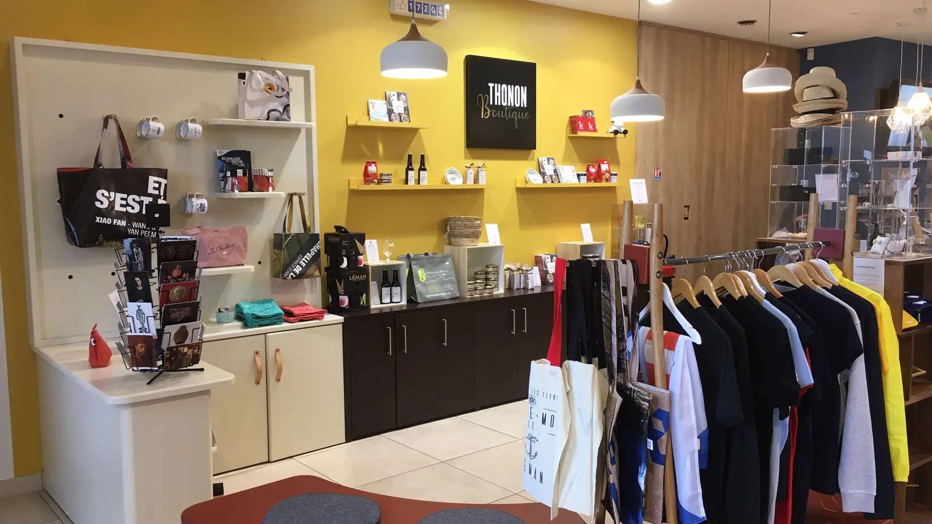 Boutique de l'office de tourisme, maillots cyclistes, coin gastronomique et boutique musée du Chablais